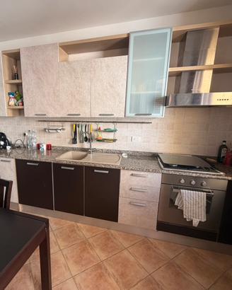 Cucina con elettrodomestici 400cm tavolo e 4 sedie