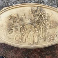 Tavolino intarsiato con bassorilievi in resina