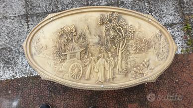 Tavolino intarsiato con bassorilievi in resina