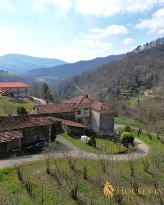 Rustico / Casale di 300 m² con più di 5 locali e b
