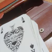 borsetta in pelle con carte gioco e domino