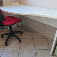 Scrivania bianca con sedia da ufficio