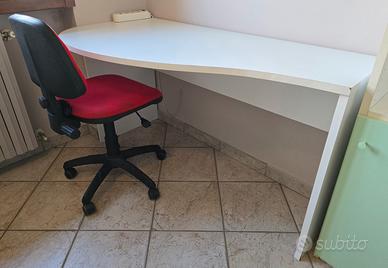 Scrivania bianca con sedia da ufficio