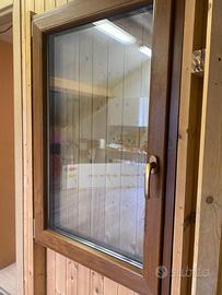 FINESTRA in legno  Marrone