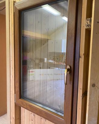 FINESTRA in legno  Marrone