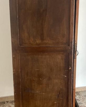 Armadio in legno massello singolo.