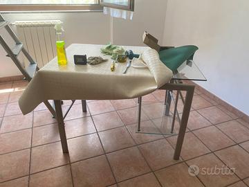 Scrivania in vetro e acciaio