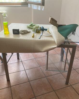 Scrivania in vetro e acciaio