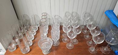 Set di diversi bicchieri
