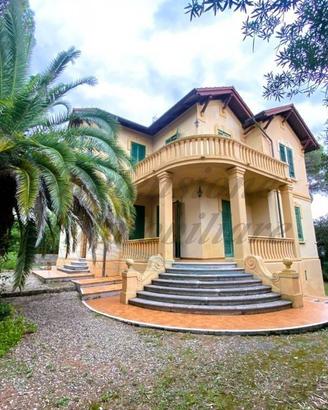 Villa di 400 m² con più di 5 locali a Livorno