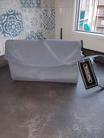 Pochette grigio chiaro con manico a tracolla 