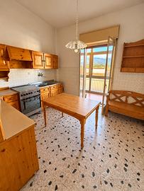 Cucina rustica in legno con tavolo panca credenza