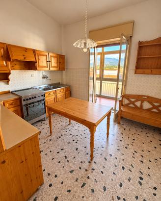 Cucina rustica in legno con tavolo panca credenza