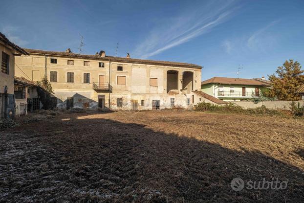 CASCINALE CON AMPIO GIARDINO !!!