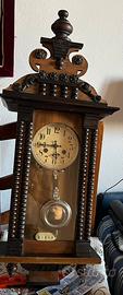 Vecchio orologio a pendolo