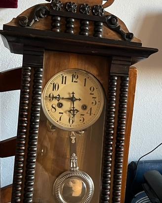 Vecchio orologio a pendolo