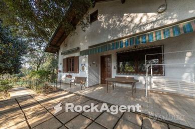 VILLA UNIFAMILARE CON AMPIO PARCO PIANTUMATO