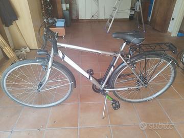 Bicicletta city bike uomo nera e argento 