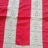 Tovaglia rossa per 6 con inserti di pizzo