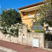 VILLETTA CAPOSCHIERA CON CORTILE