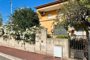 VILLETTA CAPOSCHIERA CON CORTILE