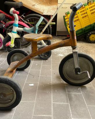 Triciclo vintage in metallo