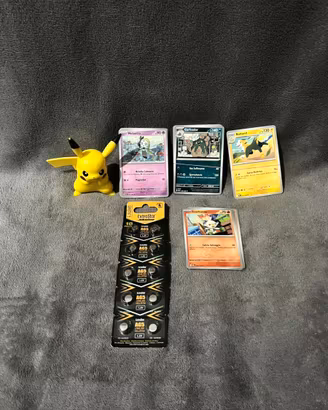 Lotto carte originali + personaggio con batterie