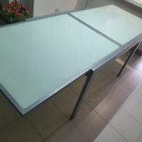 tavolo in vetro con struttura in metallo 