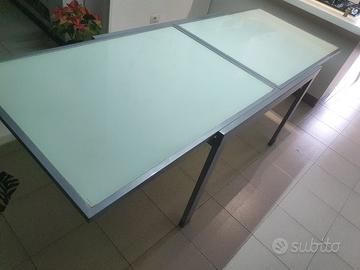 tavolo in vetro con struttura in metallo 