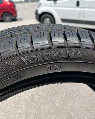 GOMME YOKOHAMA BLUEARTHWINTER V905 - 295/35 R21
