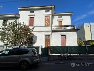Villa di 290 m² con 5 locali e box auto a Cremona