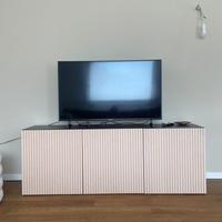 Mobile TV IKEA BESTÅ con ante a doghe moderne