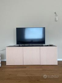 Mobile TV IKEA BESTÅ con ante a doghe moderne