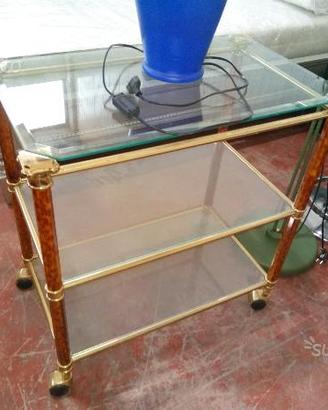Tavolinetto con ruote e vetroin Outlet