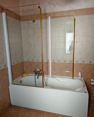 vasca da bagno in resina con box doccia