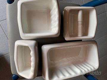 Accessori bagno in ceramica bianca
