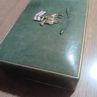 contenitore in legno rivestito e carte da gioco