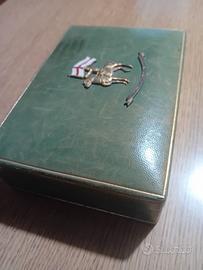 contenitore in legno rivestito e carte da gioco