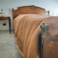 Letto e materasso con spalliera in Legno