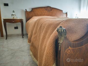 Letto e materasso con spalliera in Legno