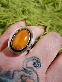 Anello vintage in argento con ambra 