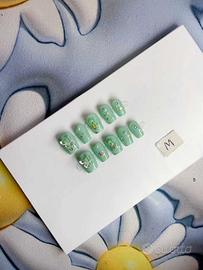 Manicure indossabile realizzata interamente a mano