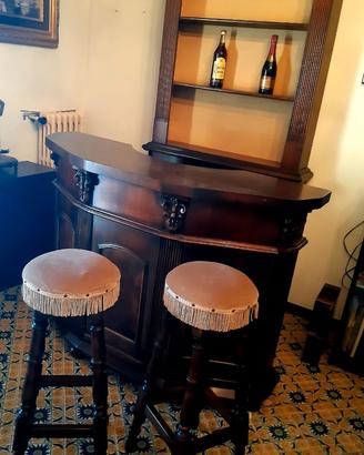 Mobile bar con sgabelli