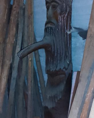 Fontana scolpita in legno 