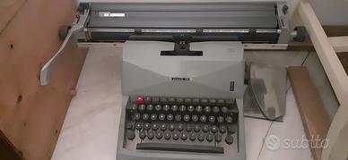Macchina da scrivere Olivetti vintage 'lettera 82"