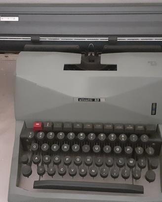 Macchina da scrivere Olivetti vintage 'lettera 82"