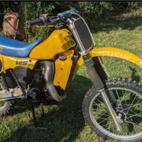 Moto da cross 125 RM Suzuki del 1980 revisionata