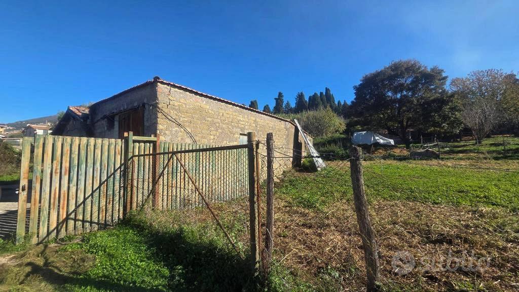 Rustico / Casale di 270 m² con più di 5 locali e b - Altro