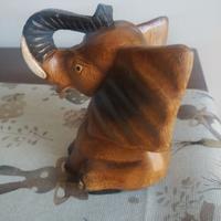 Scultura di cucciolo di elefante in  legno 