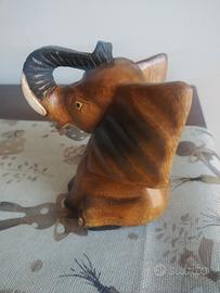 Scultura di cucciolo di elefante in  legno 